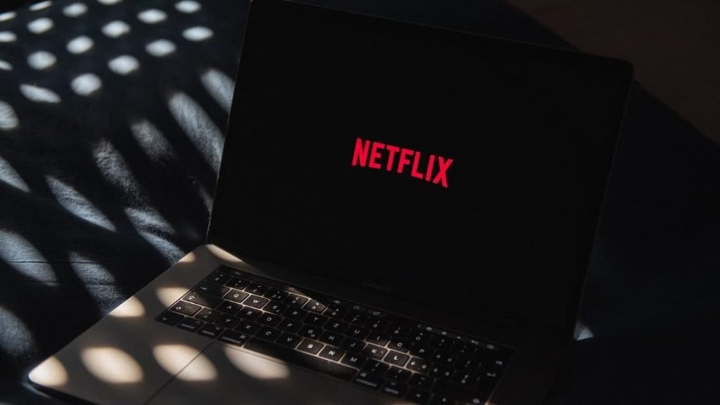 Netflix'in Tek Sezonda Bitirdiği Diziler: Hızlı İzleme Keyfi 1 netflixin tek sezonda bitirdigi diziler hizli izleme keyfi